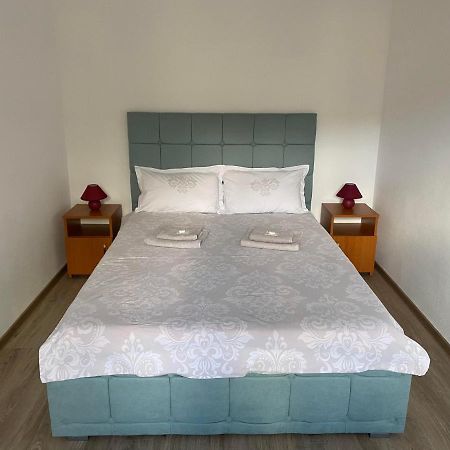 Apartament Cristian Apartment โอร์โชวา ภายนอก รูปภาพ