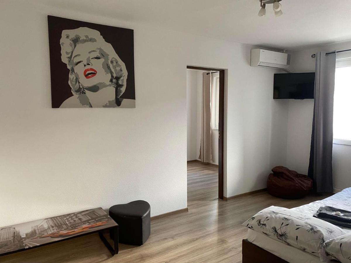 Apartament Cristian Apartment โอร์โชวา ภายนอก รูปภาพ