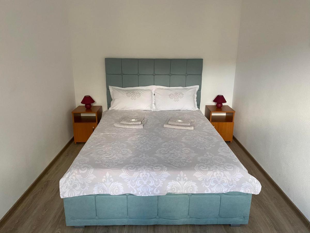 Apartament Cristian Apartment โอร์โชวา ภายนอก รูปภาพ